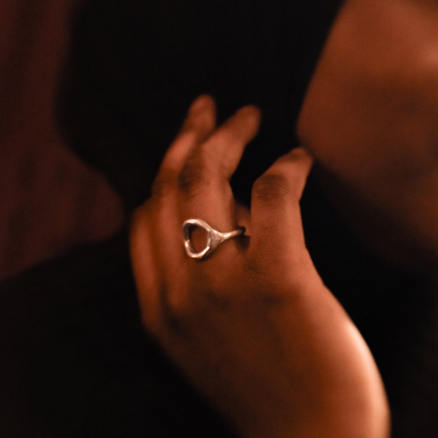 Aava ring handformad i äkta silver. Tillverkad i Stockholm. Wild & Arrow unika design-smycken. 