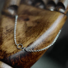 Minna feminist-halsband i återvunnet silver. Tillverkad i Stockholm.