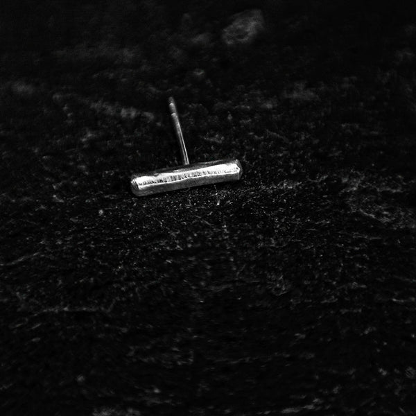 Minimalistisk handformad pinne. Örhänge i äkta silver. Tillverkad i Stockholm.