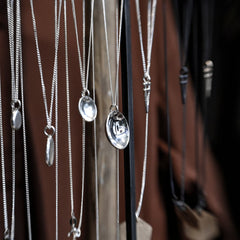 Cirkel-halsband i återvunnet silver. Hand-tillverkade i vår verkstad i Stockholm.