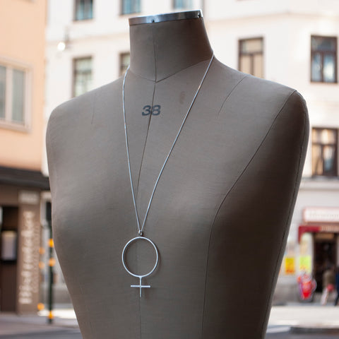 Feminist-halsband hänge tillverkad i vår verkstad i Stockholm